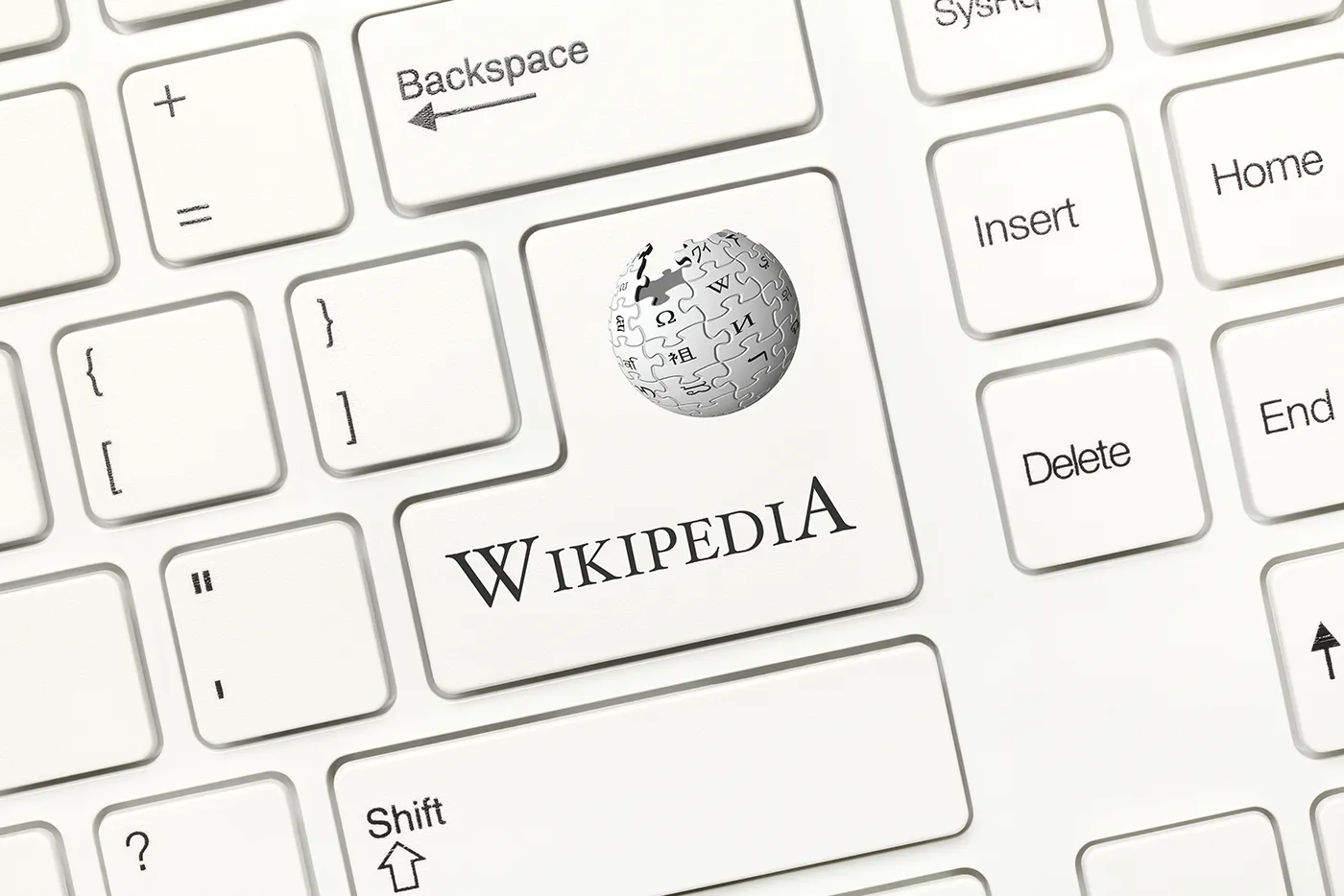 Computertastatur mit hervorgehobener „Wikipedia“-Taste und Logo.