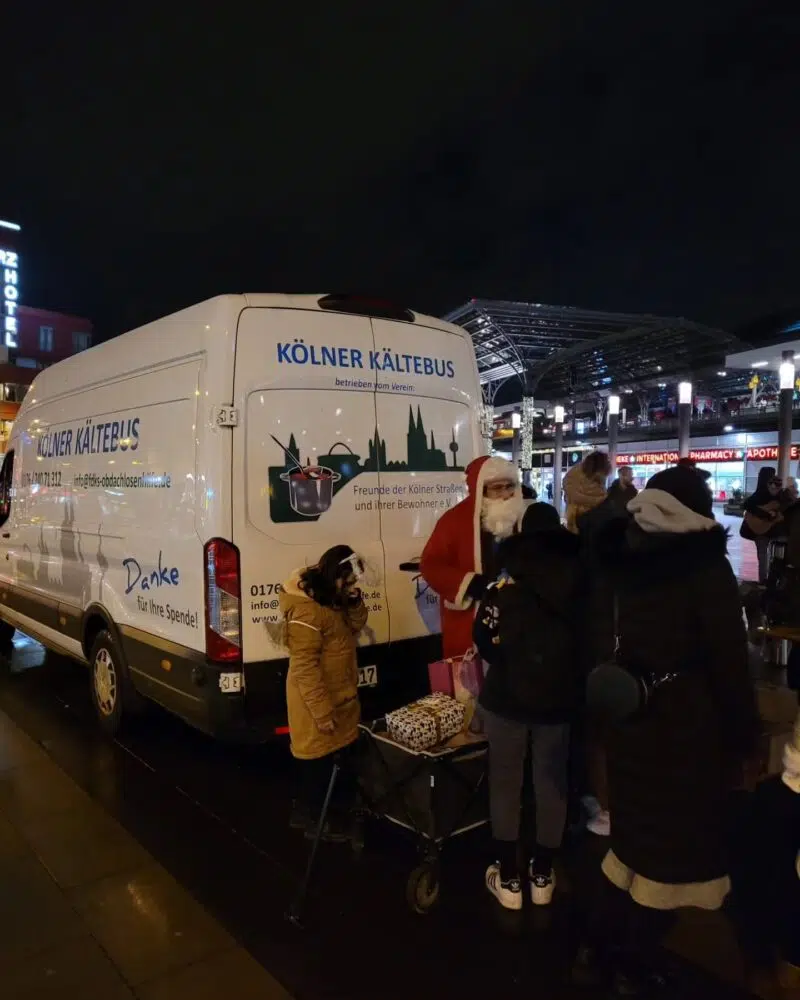 Der Nikolaus vor dem Kölner Kältebus.