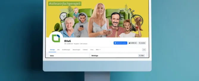 Ein Computer steht von einer blauen Wand. Darauf zu sehen ist ein Facebook-Screenshot.