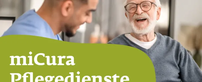 Ein älterer Mann sitzt mit einer Pflegekraft zusammen und lacht.